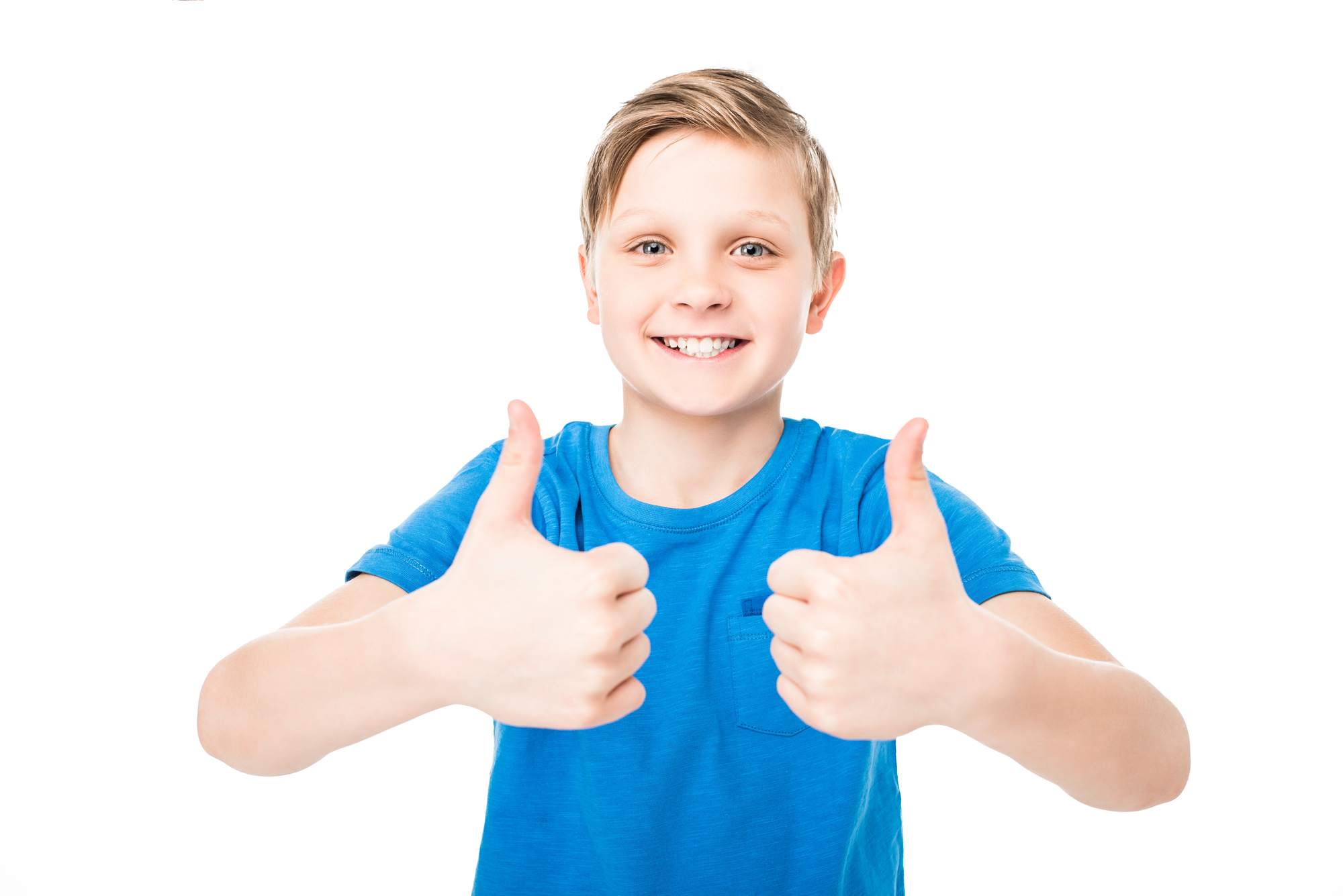 Το αγόρι δείχνει ικανοποίηση, αποτέλεσμα της θεραπείας με μερική απονεύρωση για παιδιά.