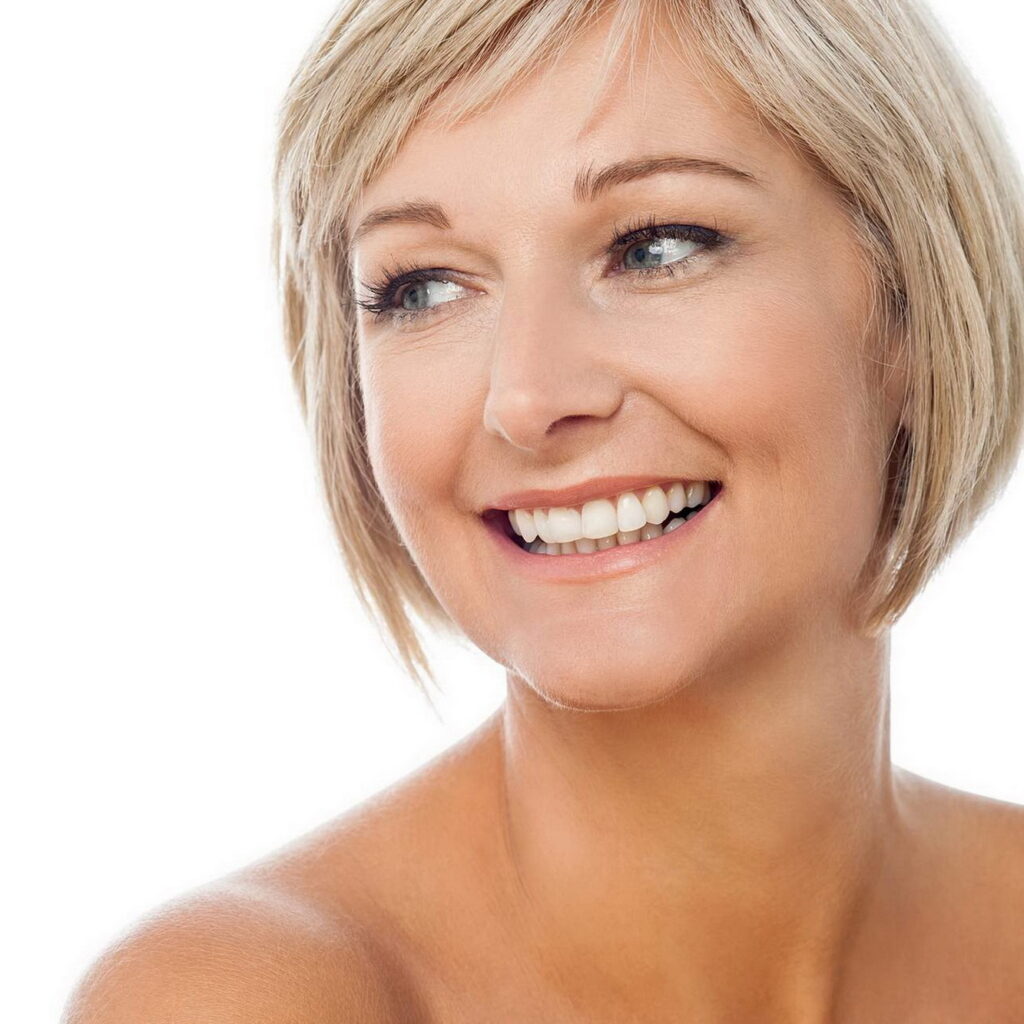 Η γυναίκα δείχνει ένα φυσικό και λαμπερό χαμόγελο μετά τις ολοκεραμικές στεφάνες και γέφυρες.