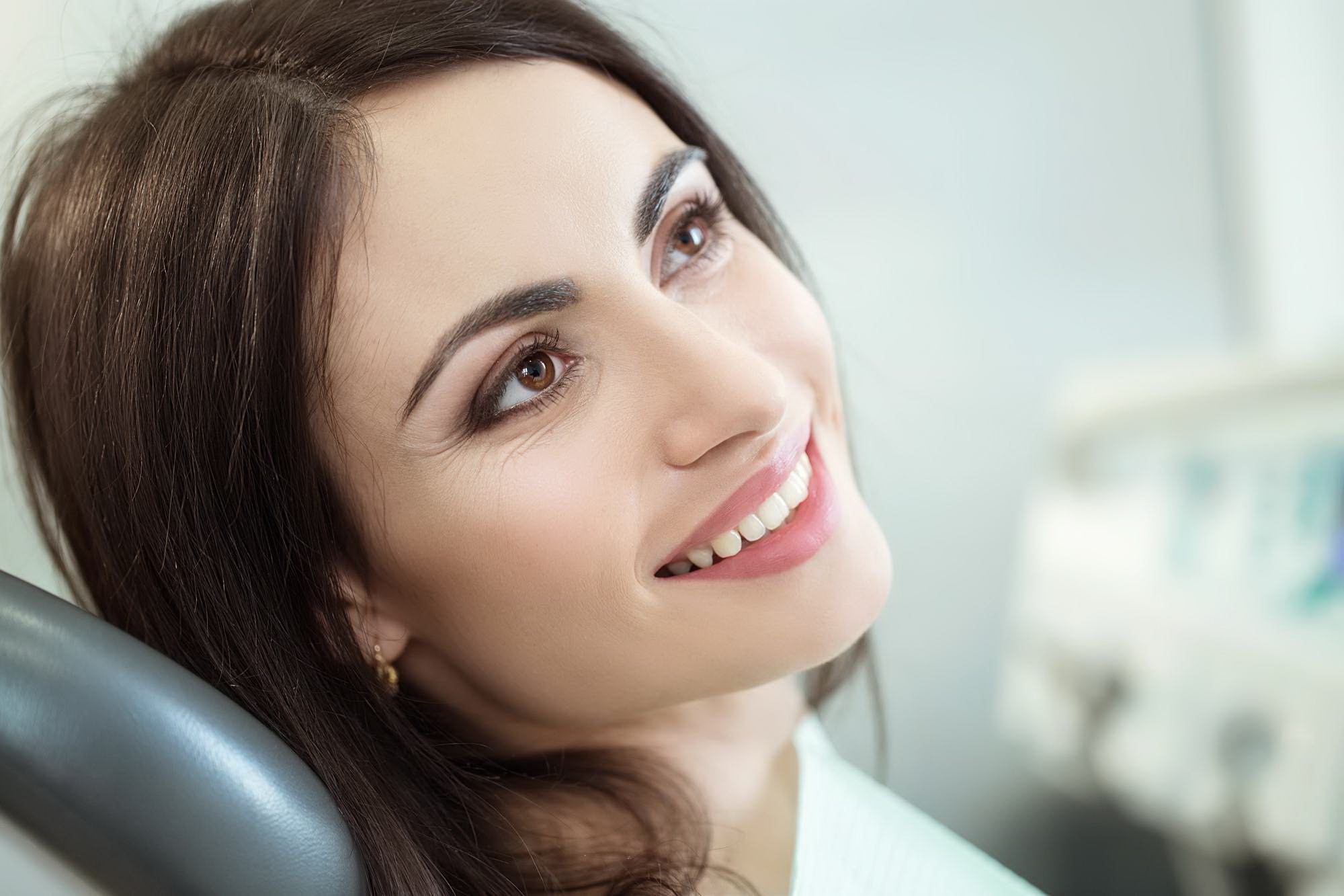 Η πελάτης απολαμβάνει τα αποτελέσματα της θεραπείας με τις εφαρμογές laser.