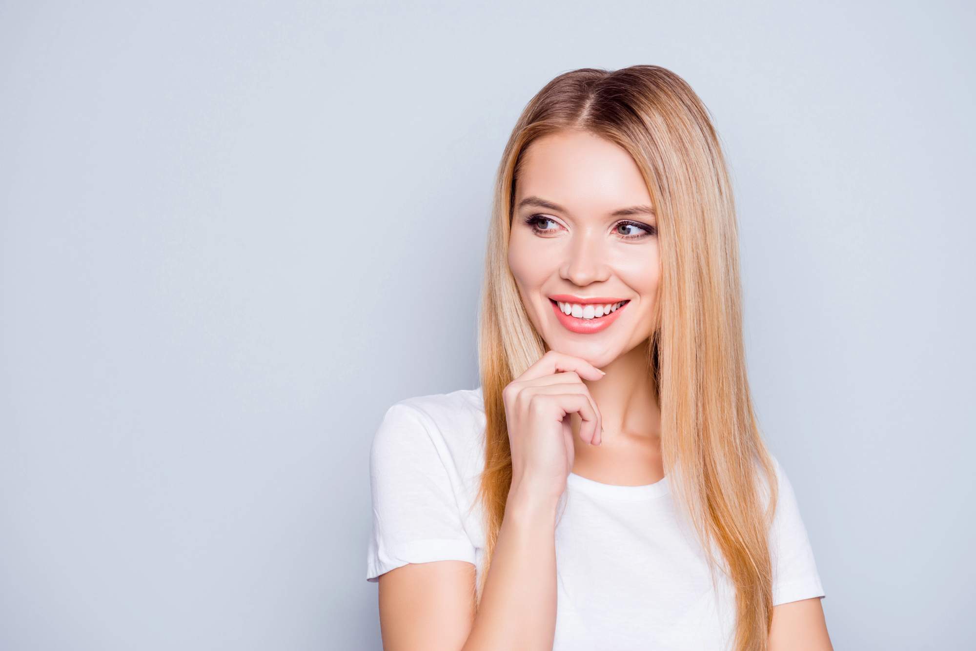 Η γυναίκα αποδεικνύει την πρόληψη του πόνου και των φλεγμονών μετά την εξαγωγή φρονιμίτη.