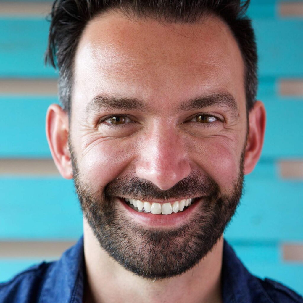 Ο άνδρας έχει ένα φυσικό και ιδανικό χαμόγελο με τις ολοκεραμικές στεφάνες και γέφυρες.