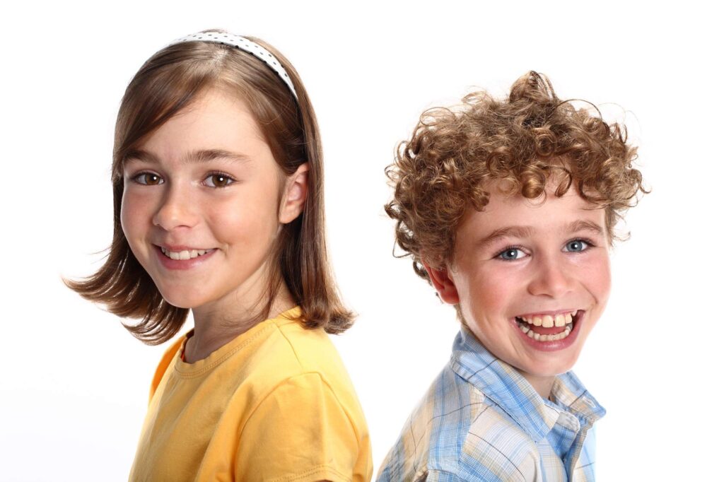 Τα παιδιά δείχνουν καλές συνήθειες στοματικής υγιεινής, αποτέλεσμα του καθαρισμού και της προληπτικής φροντίδας.