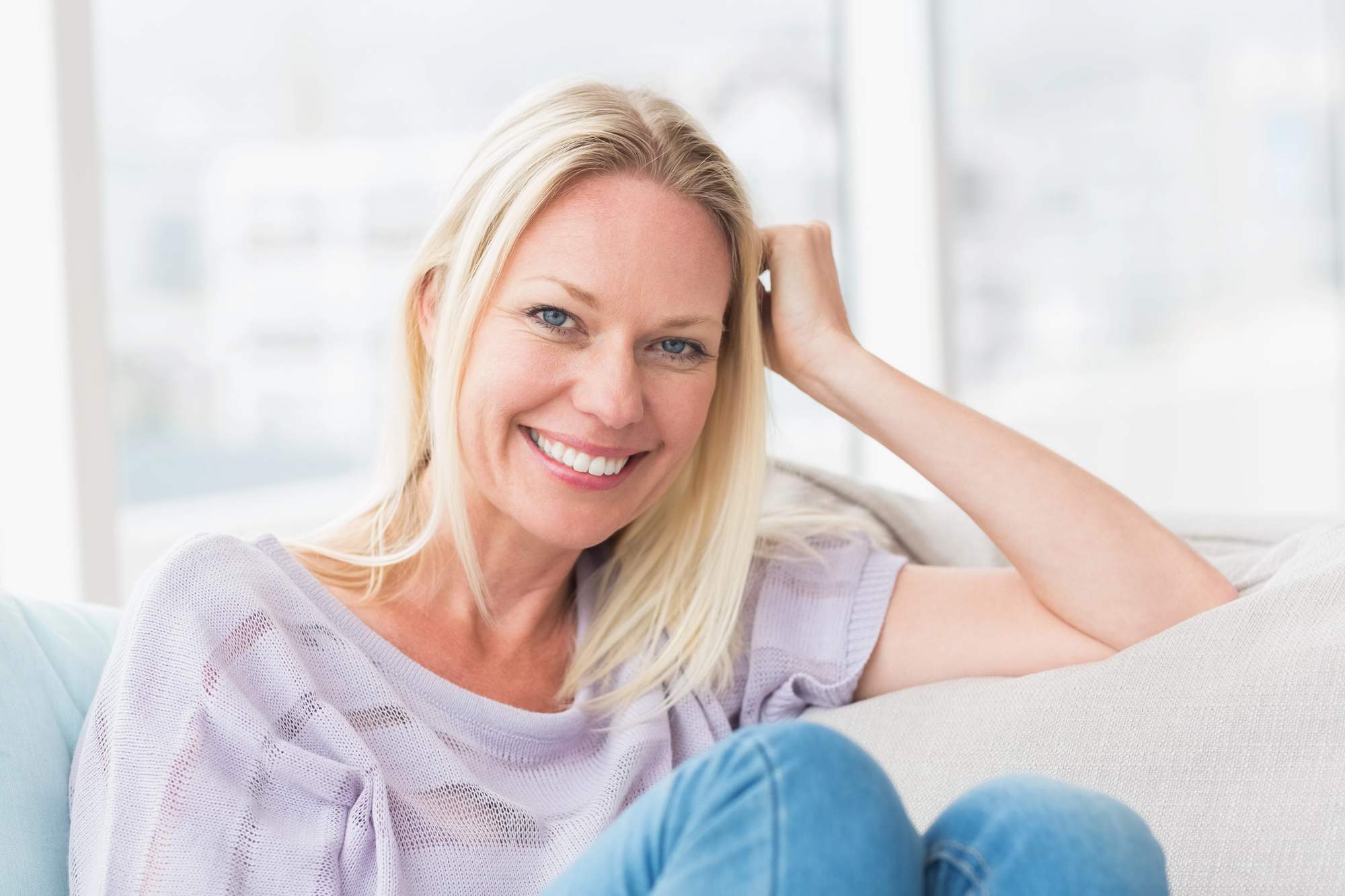 Η γυναίκα απολαμβάνει τη σταθερή και ανθεκτική αποκατάσταση με στεφάνες επί εμφυτευμάτων.