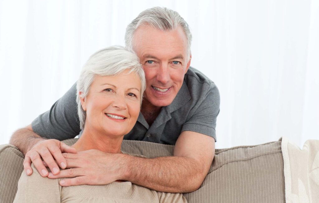 Το ζευγάρι επιδεικνύει φυσικό αποτέλεσμα με ολοκεραμικές στεφάνες και βιοσυμβατότητα.